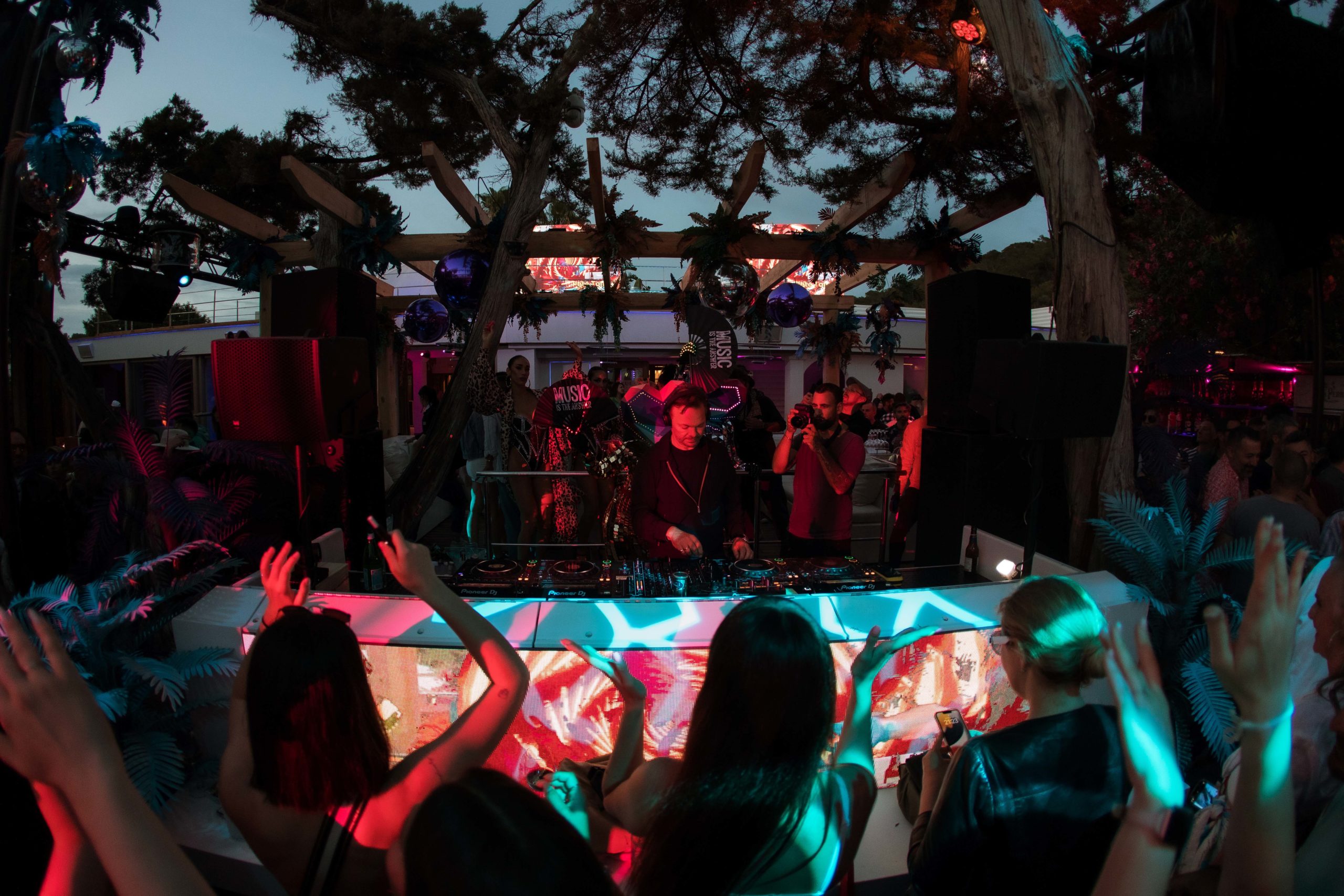 SHOWTIME SUNDAY 28 MAY | Blue Marlin Ibiza | Beach Restaurant